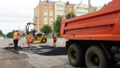 В Бузулуке ремонтируют дорожное покрытие на улице Кустарной