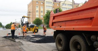 В Бузулуке ремонтируют дорожное покрытие на улице Кустарной