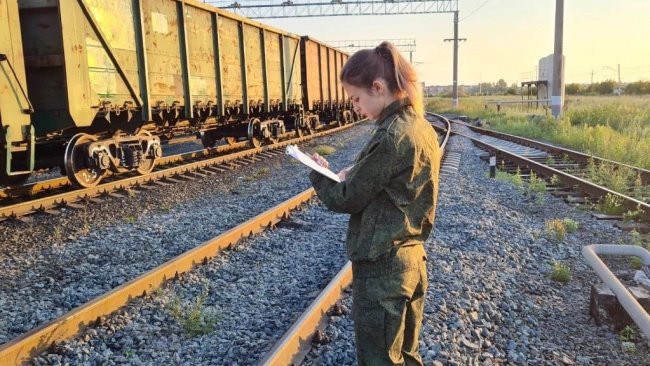 В Новотроицке под поездом погиб подросток