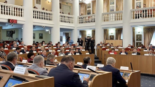 В Заксобе Оренбуржья депутаты КПРФ устроили акцию с требованием честных выборов