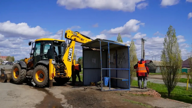 В Бузулуке второй день устраняют последствия урагана