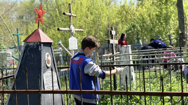 Бузулуке школьники привели в порядок могилы фронтовиков перед Днём Победы