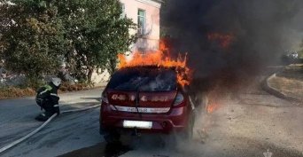 В Орске во время движения загорелся учебный автомобиль