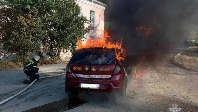 В Орске во время движения загорелся учебный автомобиль