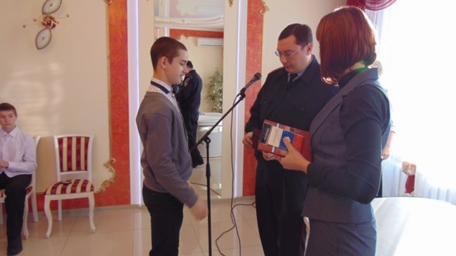 В Бузулуке торжественно вручили паспорта юным жителям