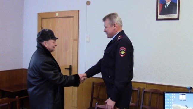 В Бузулуке полицейские помогли перенести тяжело больную женщину 