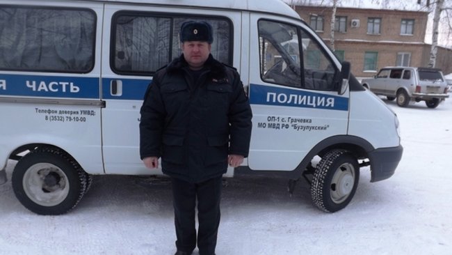 Грачевский участковый спас замерзающего на трассе водителя 