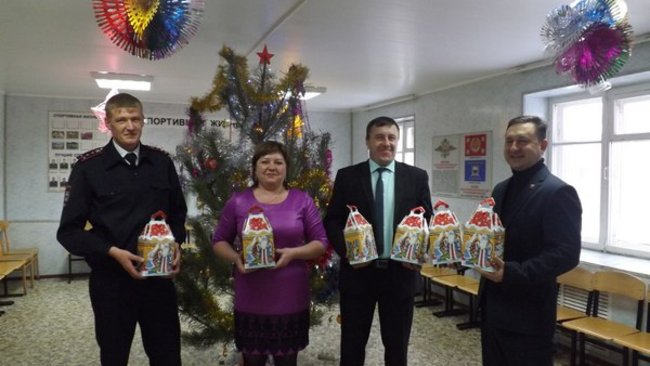 Грачевский полицейский Дед Мороз поздравил детей с новогодними праздниками
