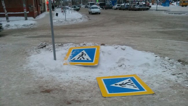 В Бузулуке около администрации оторвали дорожные знаки