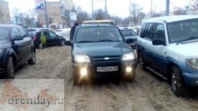 Оренбургский автохам чуть не сбил женщину с ребенком, а после набросился на нее
