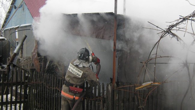 В Бузулуке во время пожара в бане пострадали  хозяйственные постройки