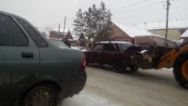 В Бузулуке трактор, расчищающий дорогу от снега, врезался в припаркованный автомобиль