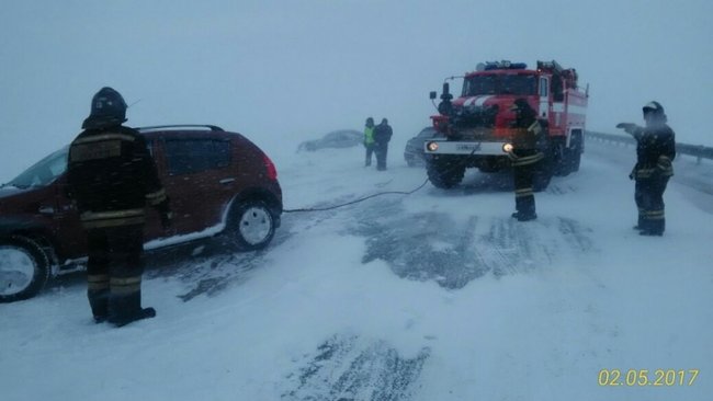 В Бузулукском районе после страшной аварии 5 автомобилей вытаскивали из кювета