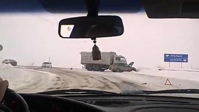 На трассе перед Бузулуком столкнулись грузовик и иномарка