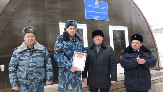 В Бузулуке полицейский поблагодарил сотрудника колонии