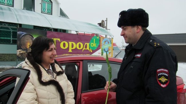 В Бузулуке сотрудники ГИБДД вместо штрафов дарили цветы