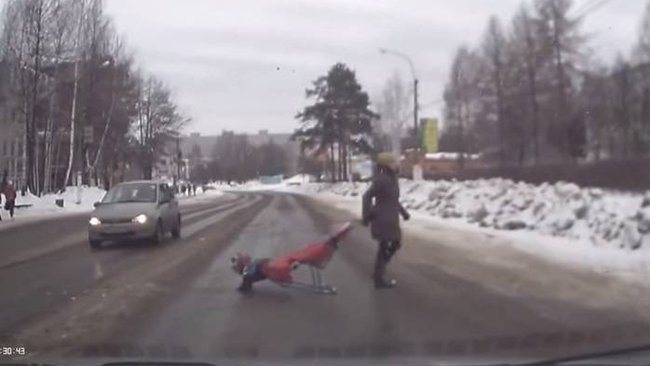 В Бузулуке ребенок выпал из коляски и получил серьезные травмы 