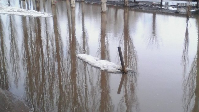 Улицы Бузулука тонут в талой воде
