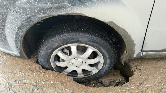 В Бузулуке под автомобилем провалился асфальт