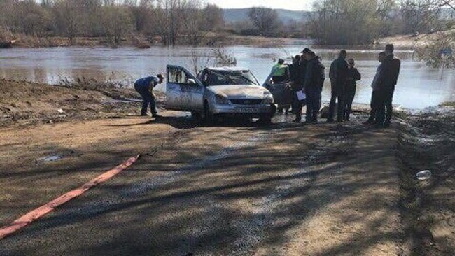 Под Бузулуком вытащили из реки автомобиль пропавшего таксиста