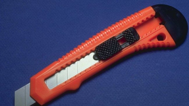 В Бузулуке мужчина угрожал канцелярским ножом своему родственнику