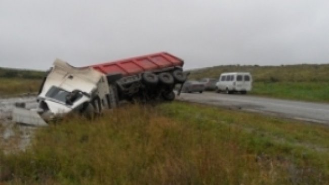 В трассе Бузулукском районе опрокинулся грузовик 