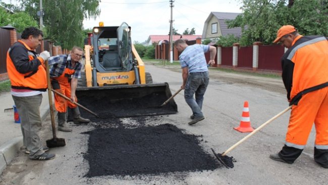 В Бузулуке продолжается ямочный ремонт