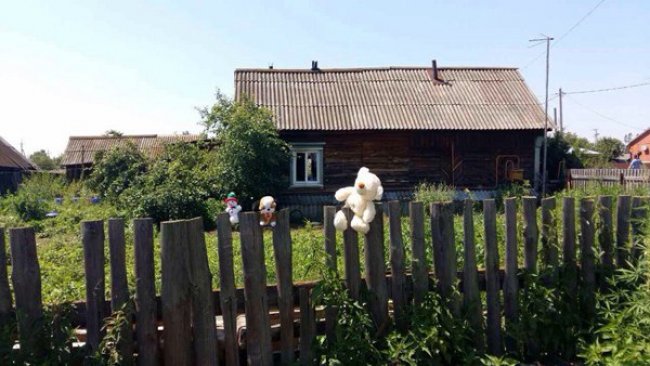 В Бузулуке односельчане приносят к дому погибшей семьи детские игрушки