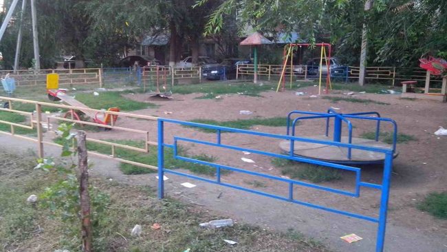 В Бузулуке детские площадки продолжают захламляться 