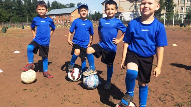 Юные Бузулукские футболисты вышли на поле отпраздновать День физкультурника 