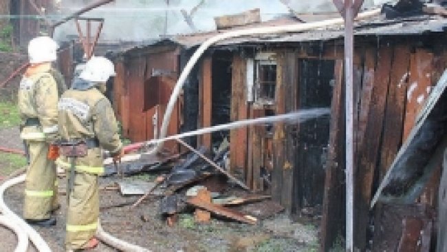 В Бузулукском районе спасатели более трех часов тушили вспыхнувшей сарай