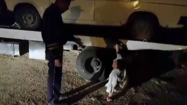 Оренбурженка легла под эвакуатор, чтобы не забирали авто