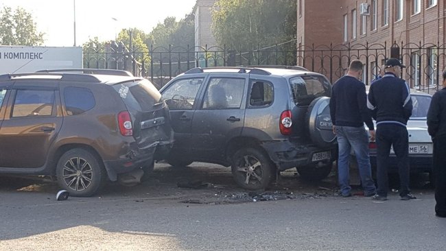 В Бузулуке нетрезвый водитель протаранил припаркованные автомобили