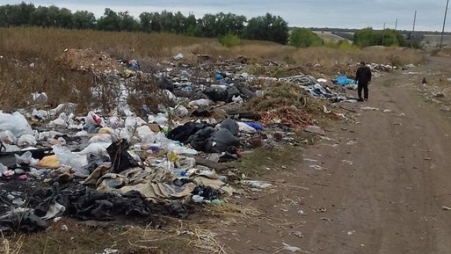 Поля вблизи Бузулука завалены мусором