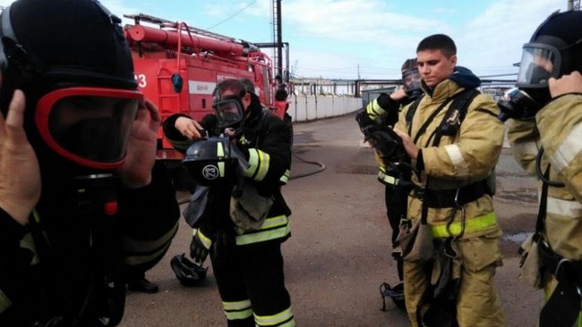 В Бузулуке пожарные были помещены в «огневой симулятор»