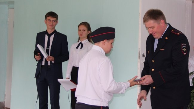 В Бузулуке школьникам вручили погоны