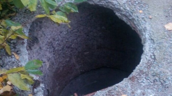 В центре Бузулука образовалась глубокая яма