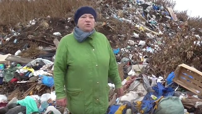 Жительница Бузулукского района на коленях умоляет власть ликвидировать свалку
