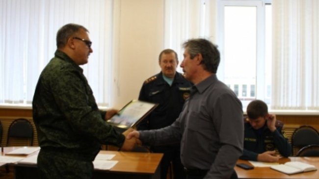 Жителя Бузулука наградили за заслуги в области развития гражданской обороны 