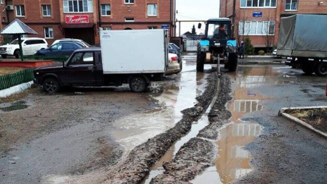 В Бузулуке с лужами борются с помощью траншеи