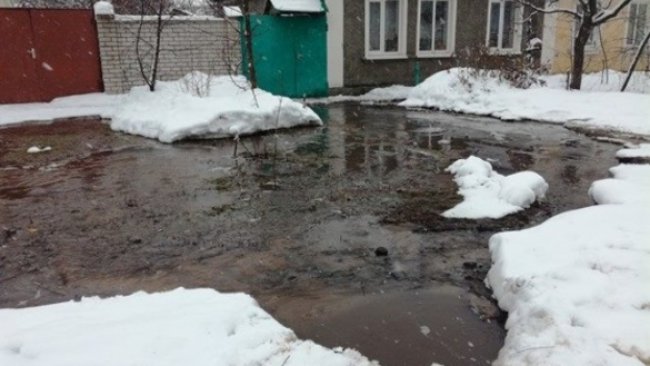 В Бузулукском районе неисправный колодец уже неделю заливает улицы села