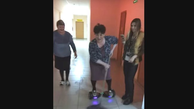 Уборщица на гироскутере из Бузулука принимает поздравления с популярностью