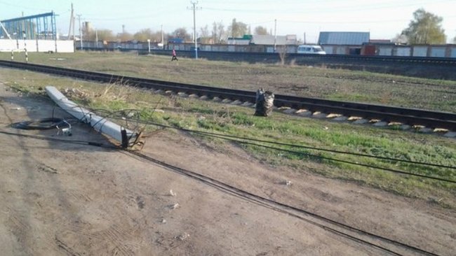 В Бузулуке автолюбитель снес бетонный столб и выехал на ЖД пути 