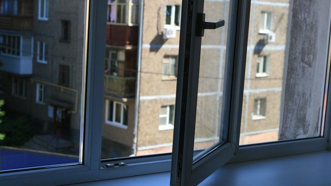Бузулучанка выпала из окна квартиры четвертого этажа