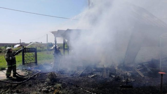 В Бузулуке семь спасателей боролись с возгоранием на складе