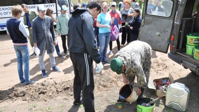 В Бузулуке преподаватели института вышли на покраску забора в Бузулукском бору
