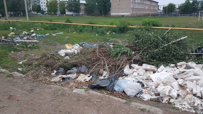 В Бузулуке мусор заполоняет целый микрорайон 