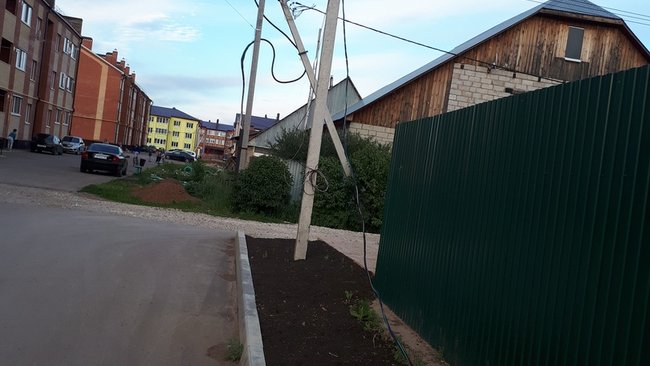 В Бузулуке силовой кабель лежит на тротуаре вдоль детской площадки 