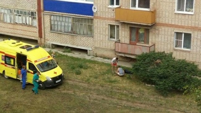В Бузулуке местный житель выпал из окна на четвертом этаже 