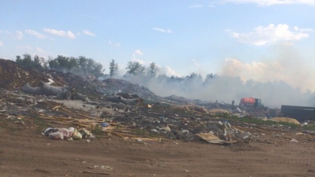 В районе Бузулукского бора горит огромная свалка